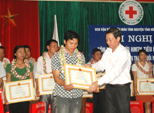Đồng chí Bùi Văn Cửu, Phó Chủ tịch TT UBND tỉnh, Trưởng BCĐ trao giấy khen cho người hiến máu tình nguyện tiêu biểu. Ảnh: Minh Tuấn